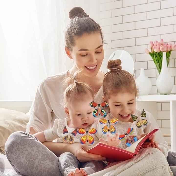 Afbeelding toont "MosaicMagic - Houten Vlinder Mozaïek Puzzelset Voor Kinderen", een uniek vlindervormig puzzelspel met mozaïekstukken.