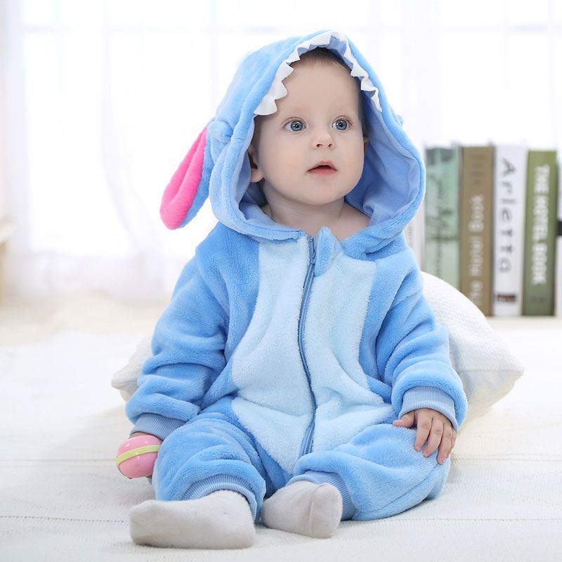 KnuffelBaby warme en comfortabele baby onesie met schattig ontwerp en capuchon.
