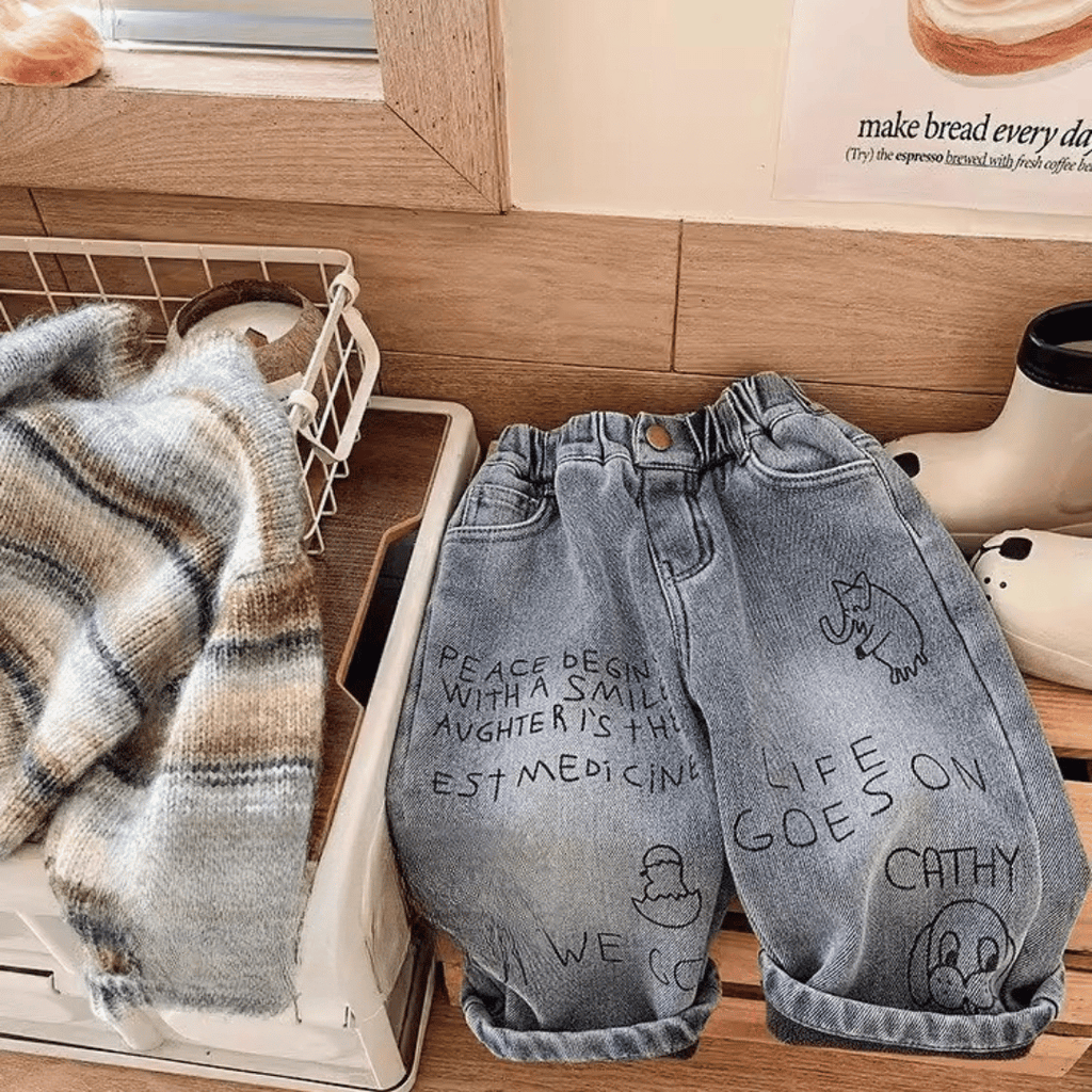 Praktische details van een casual jeans voor kinderen.