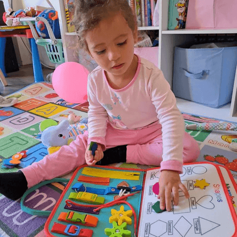 EduKit educatieve rugzak met leerkaarten en interactieve tools om kinderen spelenderwijs te laten leren.
