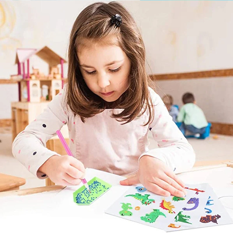 Presentatie van "DinoCraft - Diamant Schilderen Doe-Het-Zelf Set Voor Kinderen", ideaal voor kinderen die houden van kunst en knutselen.
