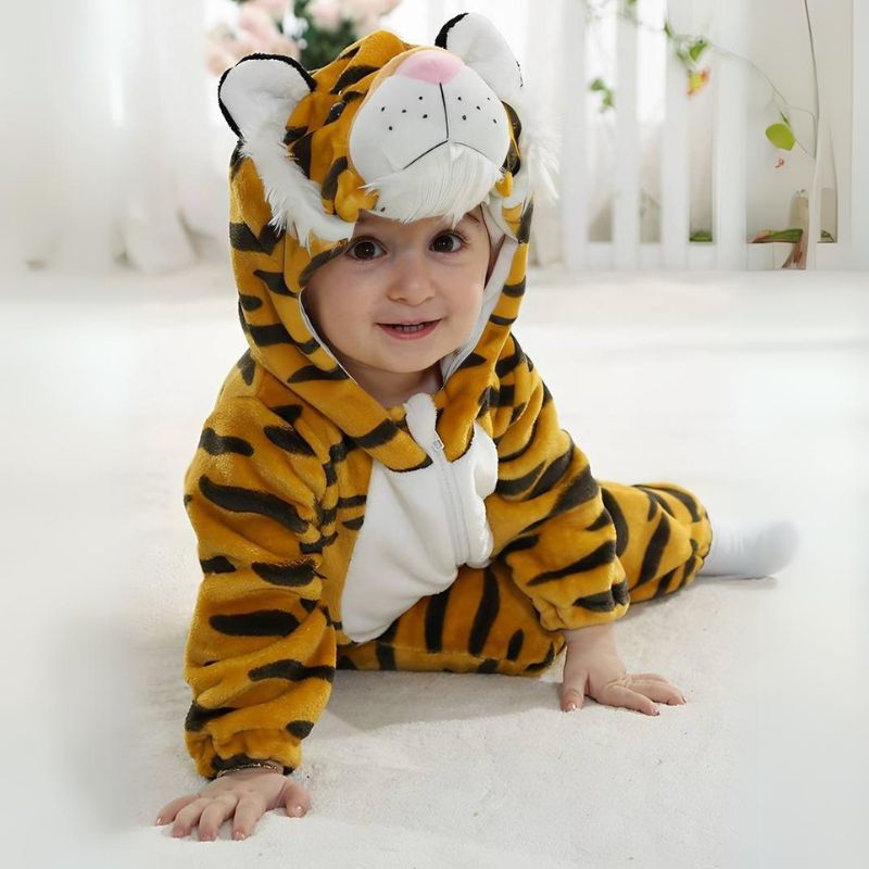 KnuffelBaby warme baby pyjama met capuchon voor extra bescherming tegen de kou.

