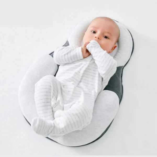 SleepBaby anti-flat head babynestje biedt optimale ondersteuning en comfort voor pasgeborenen tijdens rustmomenten.

