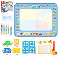 Watertekenmat met stencils en accessoires voor leerzaam speelplezier.
