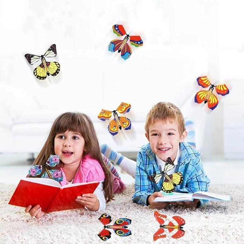 Illustratie van "MosaicMagic - Houten Vlinder Mozaïek Puzzelset Voor Kinderen", een uitdagende vlinderpuzzel met diverse mozaïekvormen.