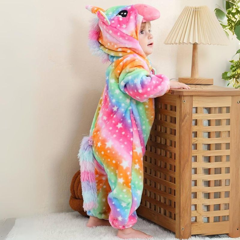 KnuffelBaby zachte en ademende onesie met capuchon voor baby's dagelijkse comfort.





