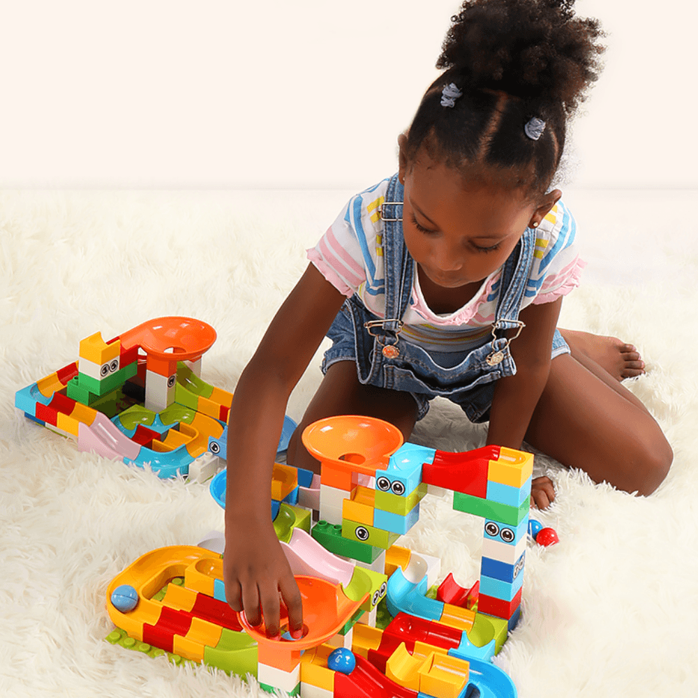 MarbleBlocks  speelset voor kinderen met een spannende knikkerracebaan om samen te bouwen.
