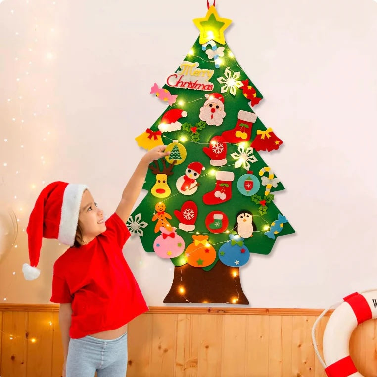 DecorFun decoratieve familieboom met feestelijke versiering en speelse details voor gezellige momenten.