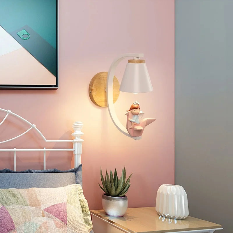 Lamp met een engelontwerp geschikt voor gezellige kinderhoeken.