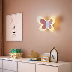 Kindvriendelijke wanddecoratie met een vlinderlamp die rust en stijl toevoegt.
