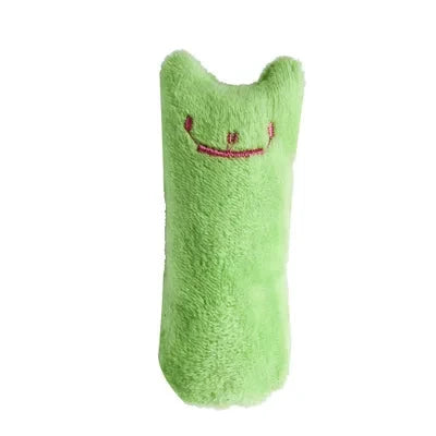 Nieuwsgierige kat geniet van de kleurrijke Catnip Knuffel Knuffel Kauwspeeltjes met Catnip, perfect voor langdurig speelplezier.