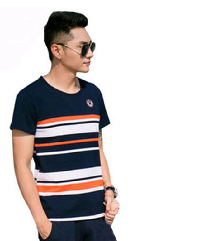 Comfortabele outfits voor een gezin in een buitenomgeving.