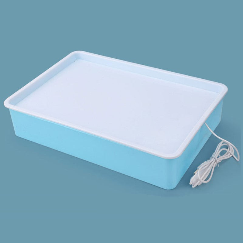 Presentatie van "SandArtBox - Creatieve Lichtbak Voor Zandkunst En Tekenen", een geweldige tool voor kinderen en volwassenen om te experimenteren met kunst.