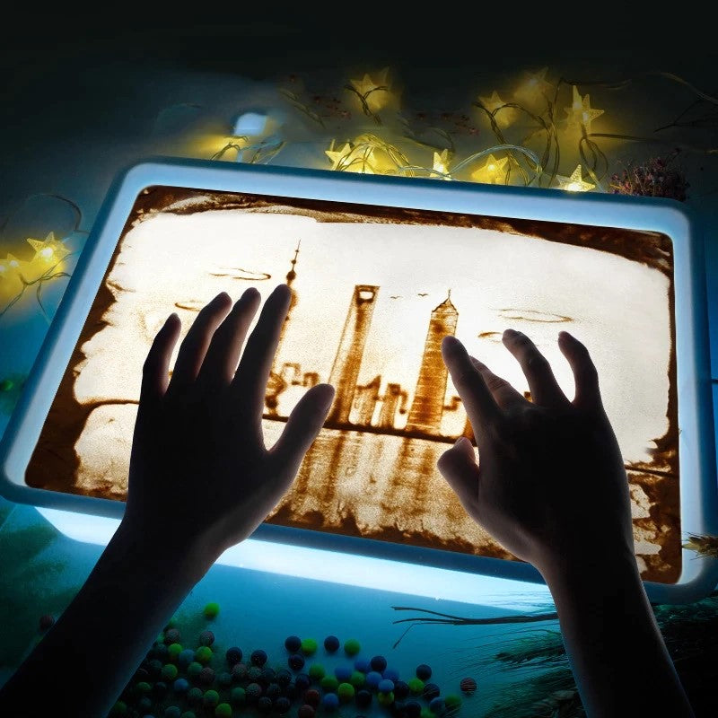 Foto van "SandArtBox - Creatieve Lichtbak Voor Zandkunst En Tekenen", ideaal voor creatief en interactief spel met zand.