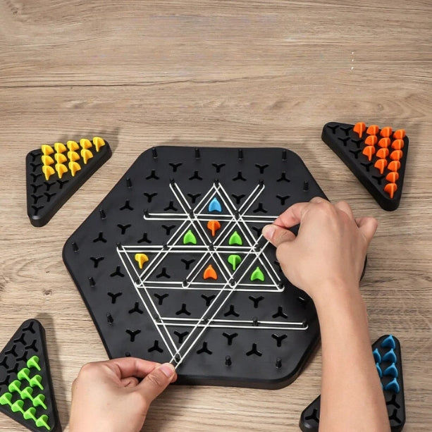 Strategisch bordspel dat teamwork en denkvaardigheden bevordert.