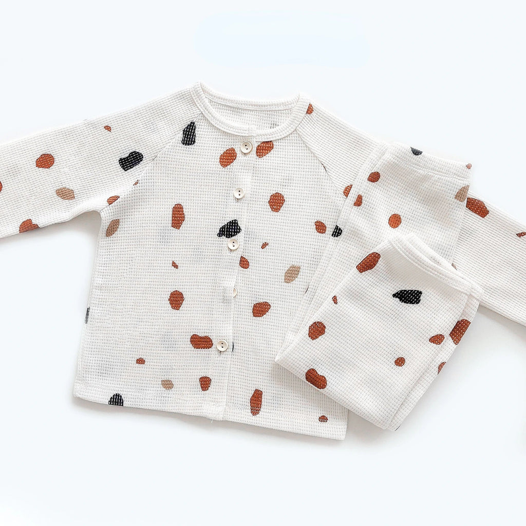 Zacht en ademend baby pyjama setje met een speelse en unieke herfstprint.