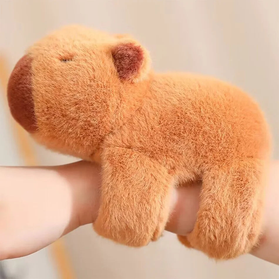 Schattige capibara pols knuffel die gezelligheid en knuffelplezier biedt, een perfect accessoire voor dagelijks gebruik.