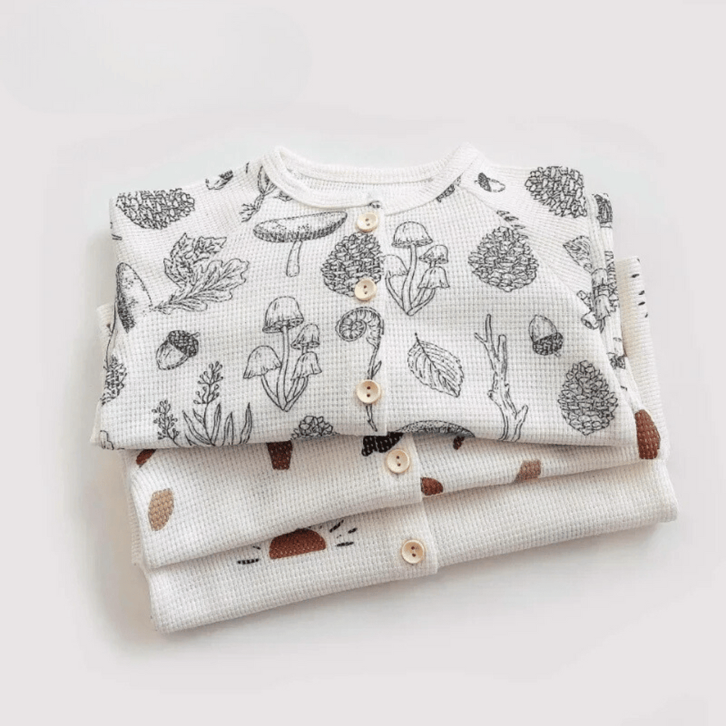 Baby pyjama set met een schattige herfstprint, zacht en ademend.
