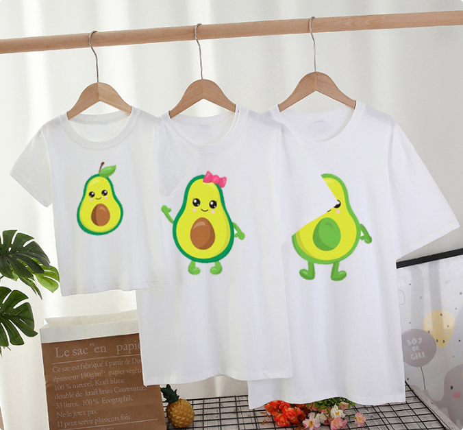 Drie witte avocado T-shirts op hangers met een speels ontwerp.
