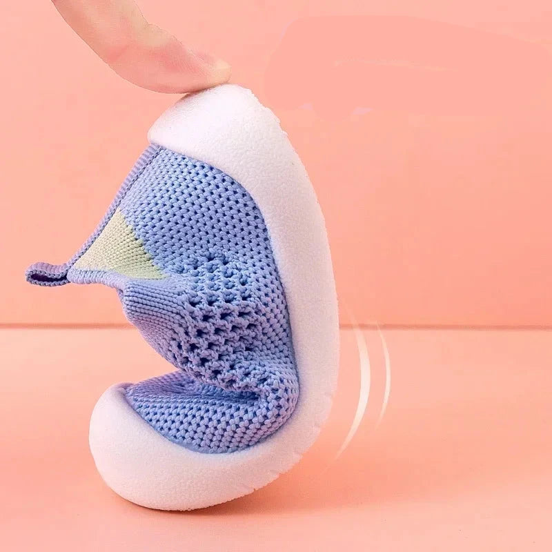 Liam flexibele en ademende babyschoenen, perfect voor binnen- en buitenshuis gebruik.

