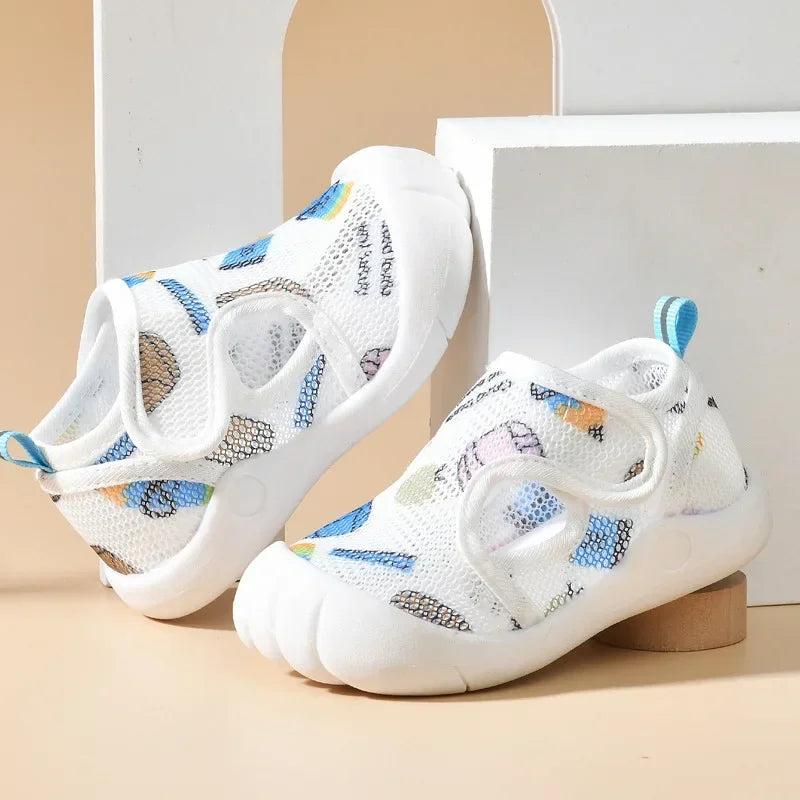 Finn veilige loopschoenen voor baby’s, voorzien van ademend materiaal en solide hielsteun.


