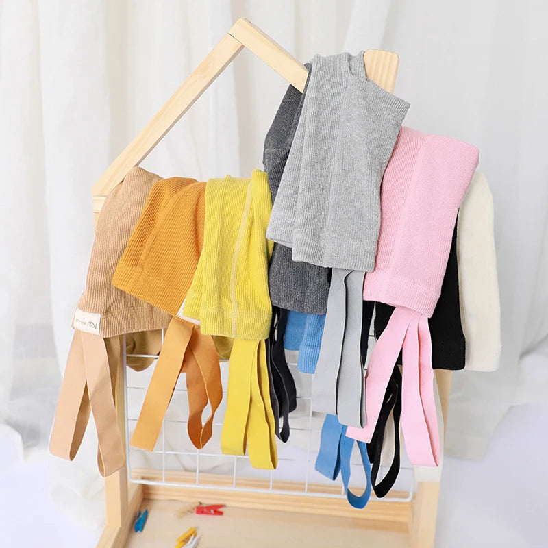 Mila praktische babykousenbroek met elastische stof en verstelbare schouderbandjes.

