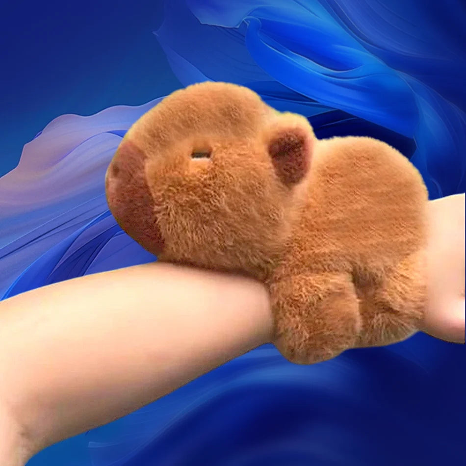 Zachte capibara knuffel voor om de pols. Perfect om mee te knuffelen en als schattige accessoire te dragen. Deze capibara pols knuffel is een leuke metgezel voor zowel kinderen als volwassenen.