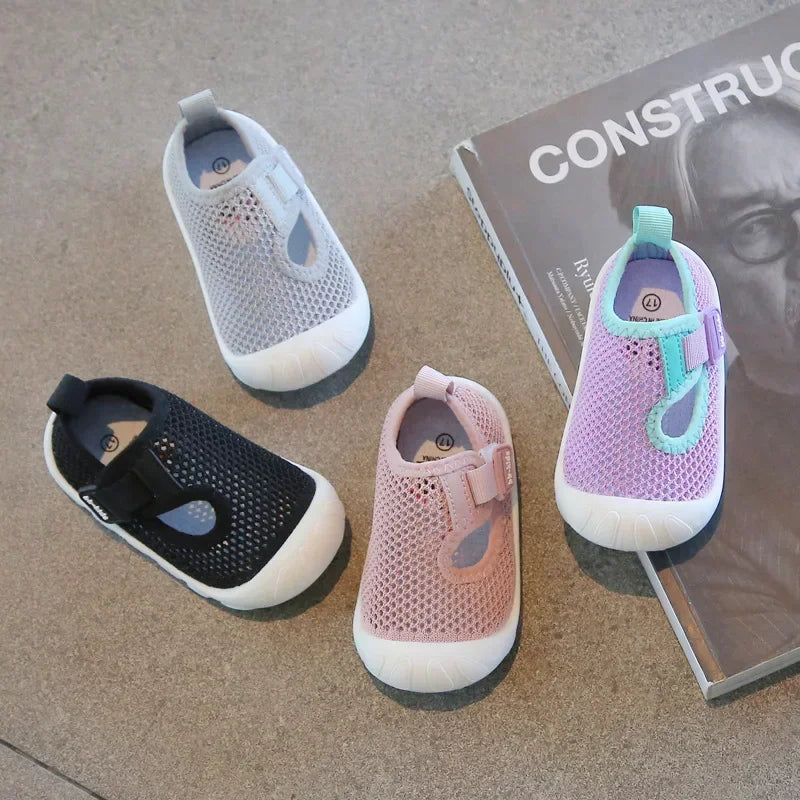 Max sandalen voor baby’s met een flexibele zool en klittenbandsluiting voor optimale ondersteuning.

