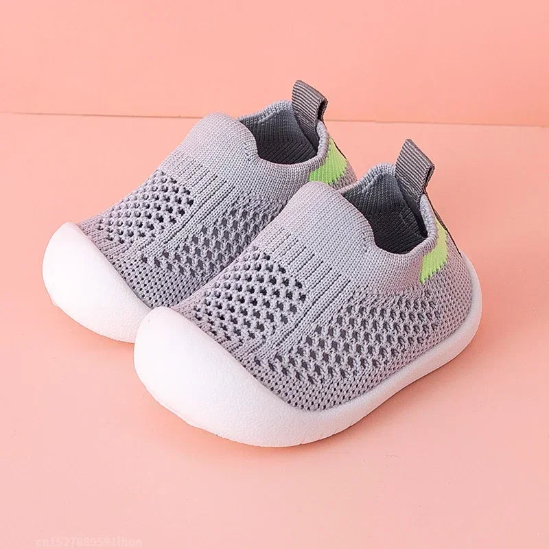 Liam kindvriendelijke babyschoenen met een ergonomisch ontwerp en ademende stof.

