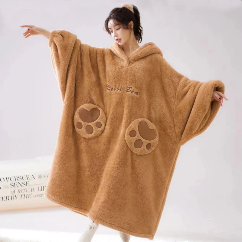 BearHug Oversized Hoodie Deken - Warme loungewear met een speels berenontwerp, perfect voor koude dagen.