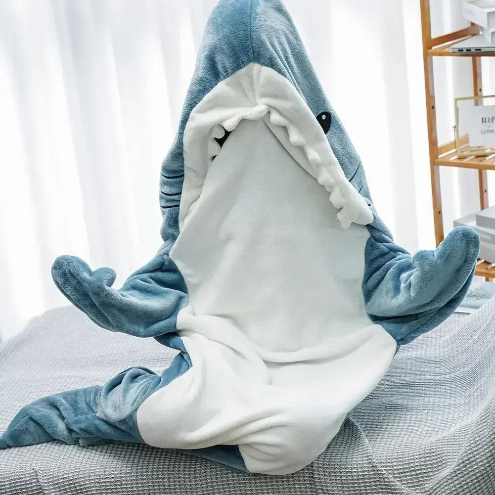 SharkWrap Speelse Haai Dekenpak - Knuffelig en warm dekenpak in de vorm van een haai, perfect voor speelse ontspanning.