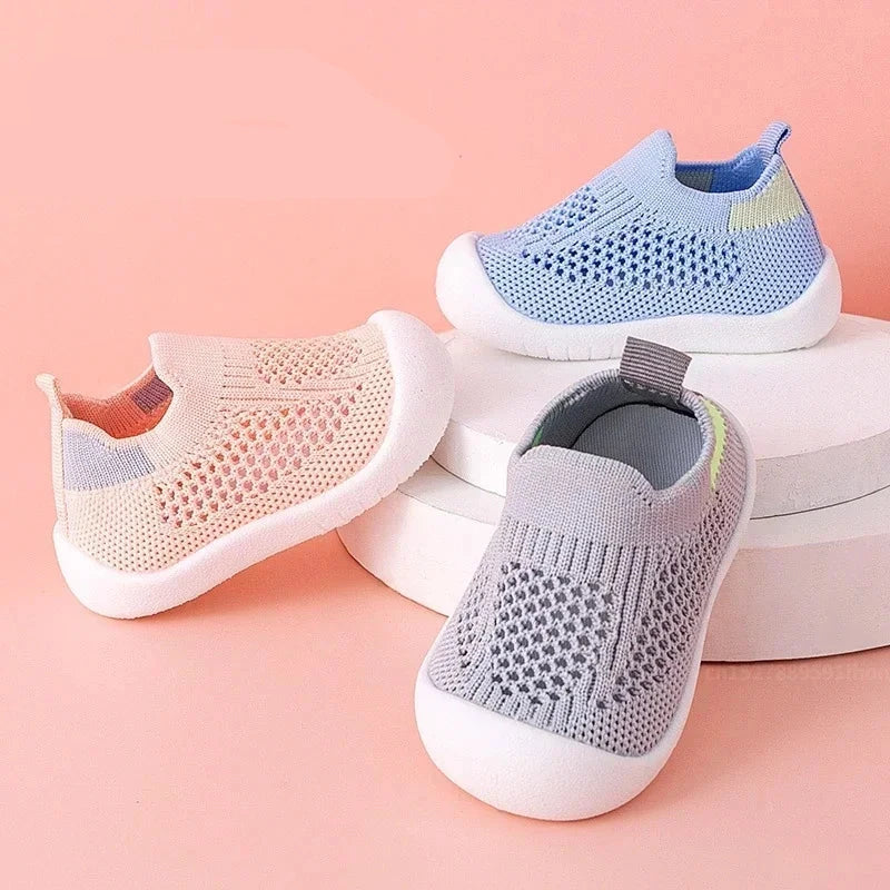 Liam ademende babyschoenen met antislip zool, ideaal voor actieve kleintjes.

