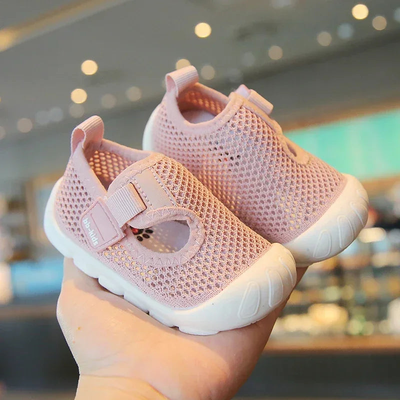 Max praktische babysandalen voor dagelijks gebruik met ademend materiaal en comfortabele pasvorm.

