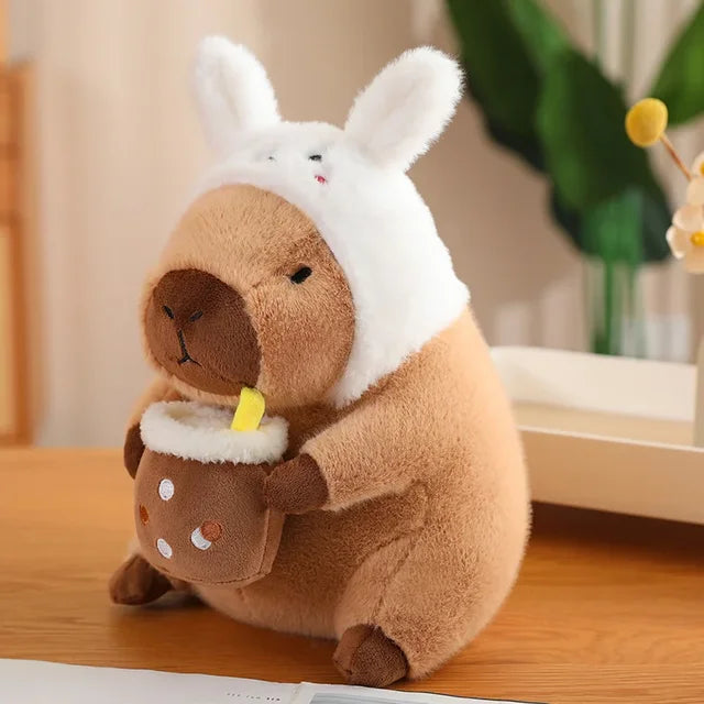 Speelse capibara pluche met verschillende accessoires, een knuffelvriendje dat vrolijkheid brengt in elk huis.