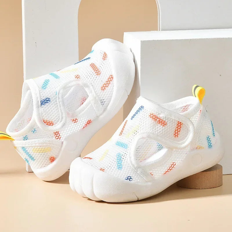 Finn comfortabele loopschoenen voor baby’s veiligheid met een antislip zool en stevige hiel.

