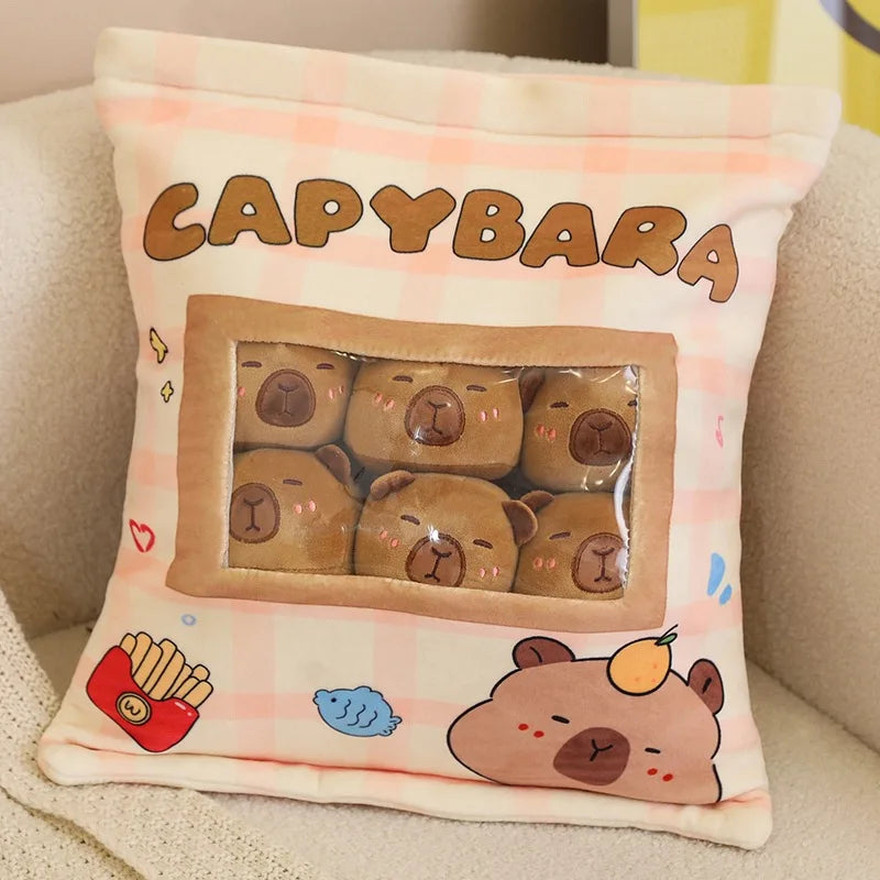 Het Capibara kussen met een zak gevuld met mini capibara teddyberen, gemaakt om warmte en vreugde in huis te verspreiden. Geschikt voor kinderen en volwassenen.