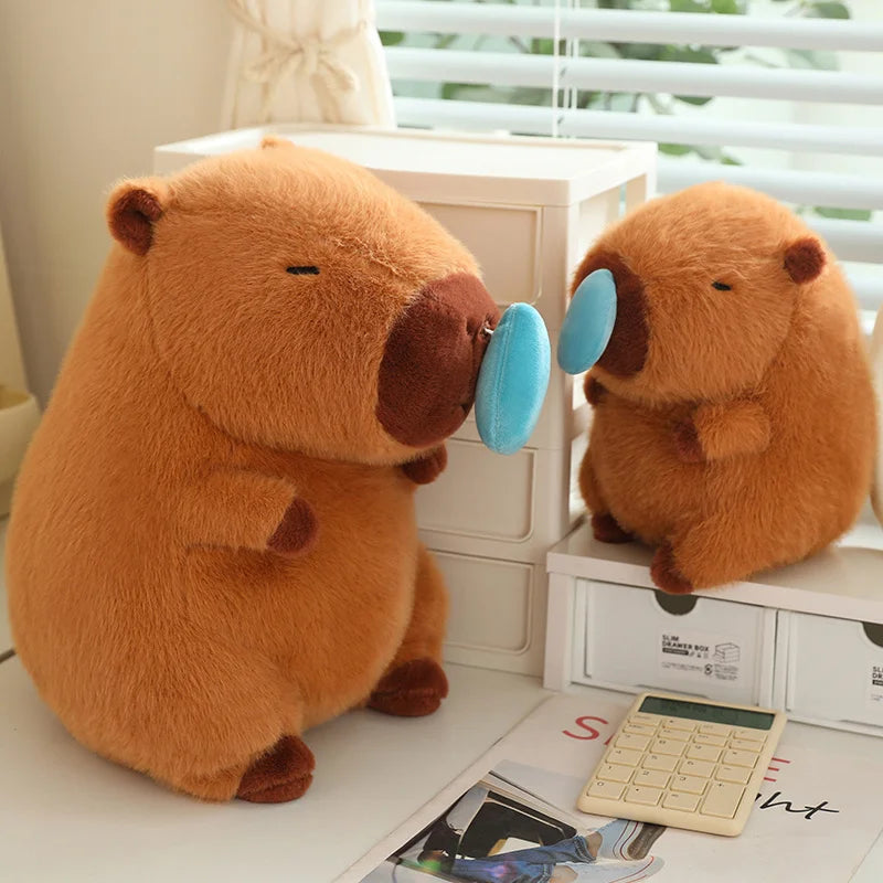 Capicus Schattige knuffelende capibara knuffels die elkaar een kus geven. Perfect als decoratie en ideaal om mee te knuffelen. Deze zachte capibara knuffels brengen een speelse en liefdevolle sfeer in huis.