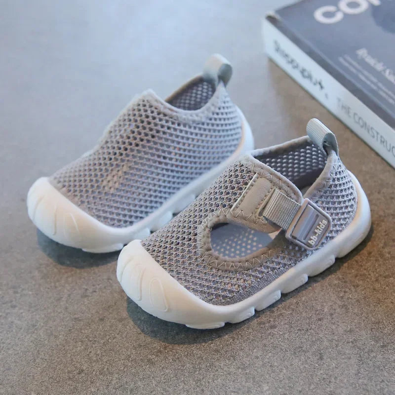 Max comfortabele babysandalen, perfect voor binnen- en buitengebruik.

