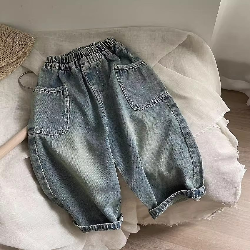 Tijdloos ontwerp van een denim kinderbroek.