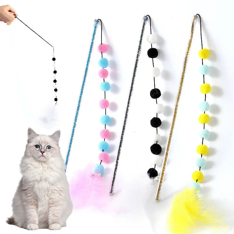 Kat speelt met de Pompom Plagen Kleurrijke Katten-Teaserstaf met Veren Voor Interactief Spelen, ideaal voor het stimuleren van actief speelgedrag.