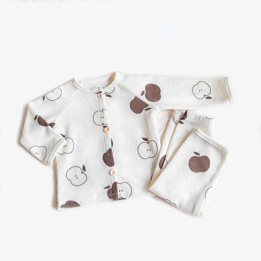 Herfstprint pyjama voor baby's die een gezellige en stijlvolle uitstraling geeft.