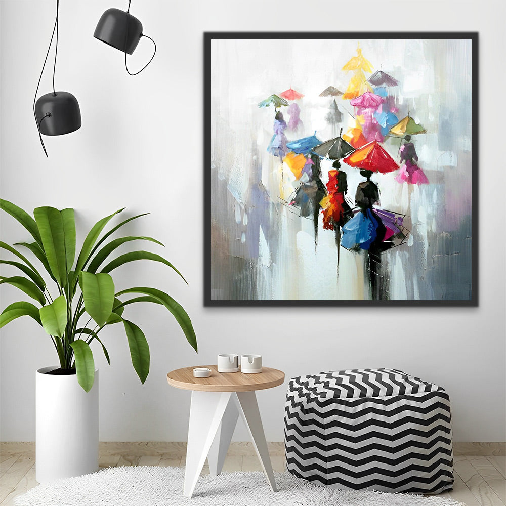 Abstracte wanddecoratie die een regenachtig tafereel met paraplu's weergeeft.
