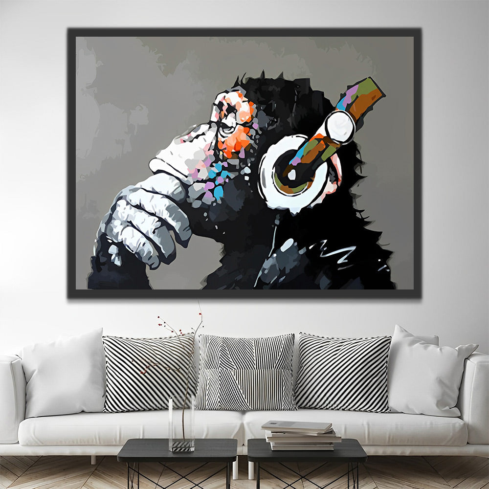 Artistieke canvasdecoratie met een aap met koptelefoon in kleurrijke pop art.