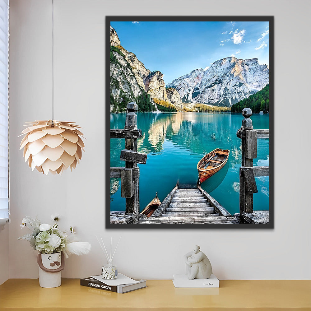 Adembenemend canvas kunstwerk met een serene weergave van een meer en bergen.