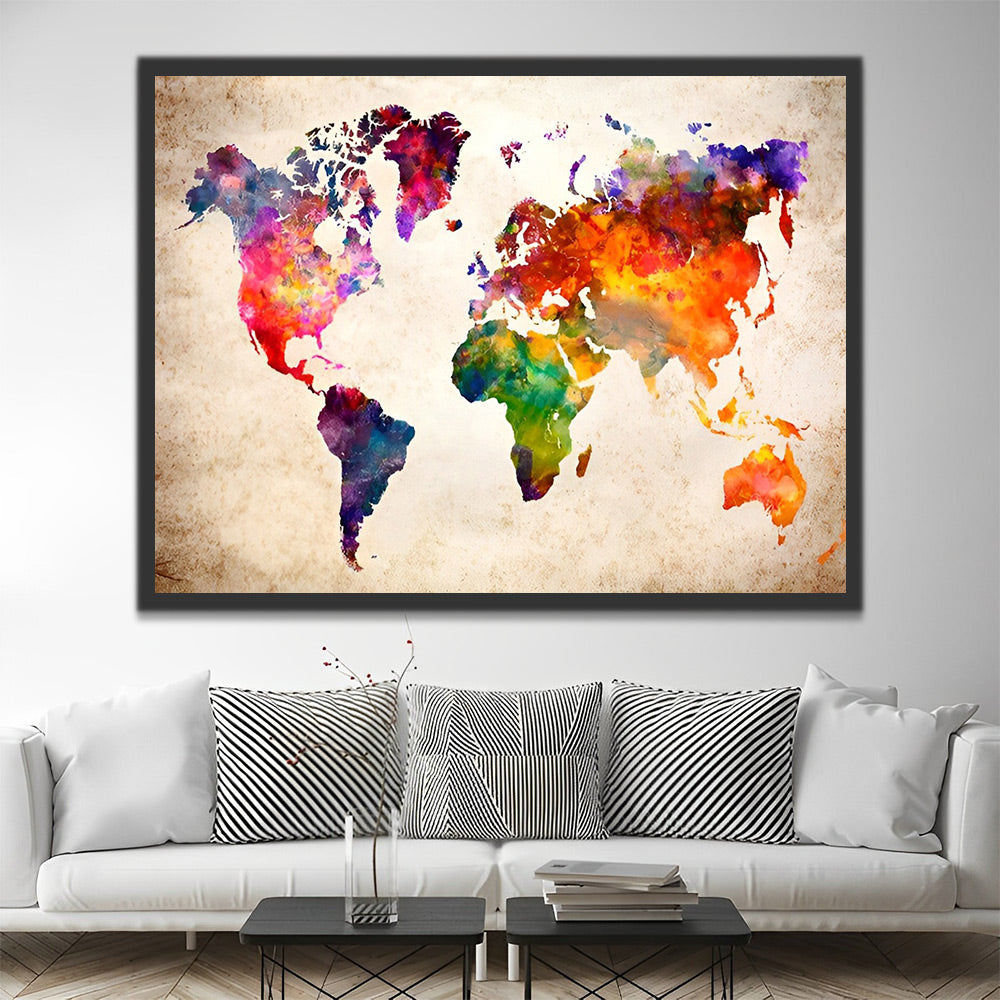 Artistieke canvasdecoratie met een levendige en moderne wereldkaart.