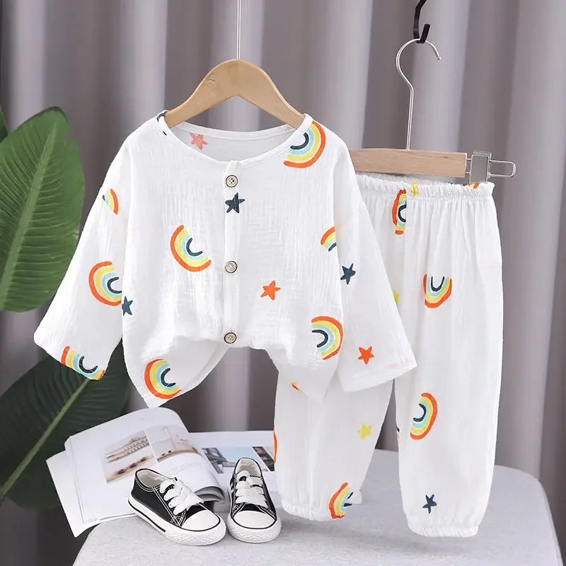 Zachte pyjama voor kinderen met een vrolijk en kleurrijk design.
