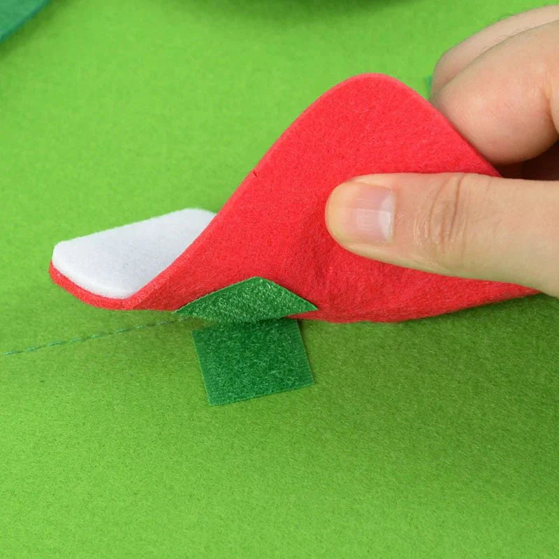 CreativeXmas kindvriendelijke kerstboom met zachte accessoires om veilig en leuk te decoreren.
