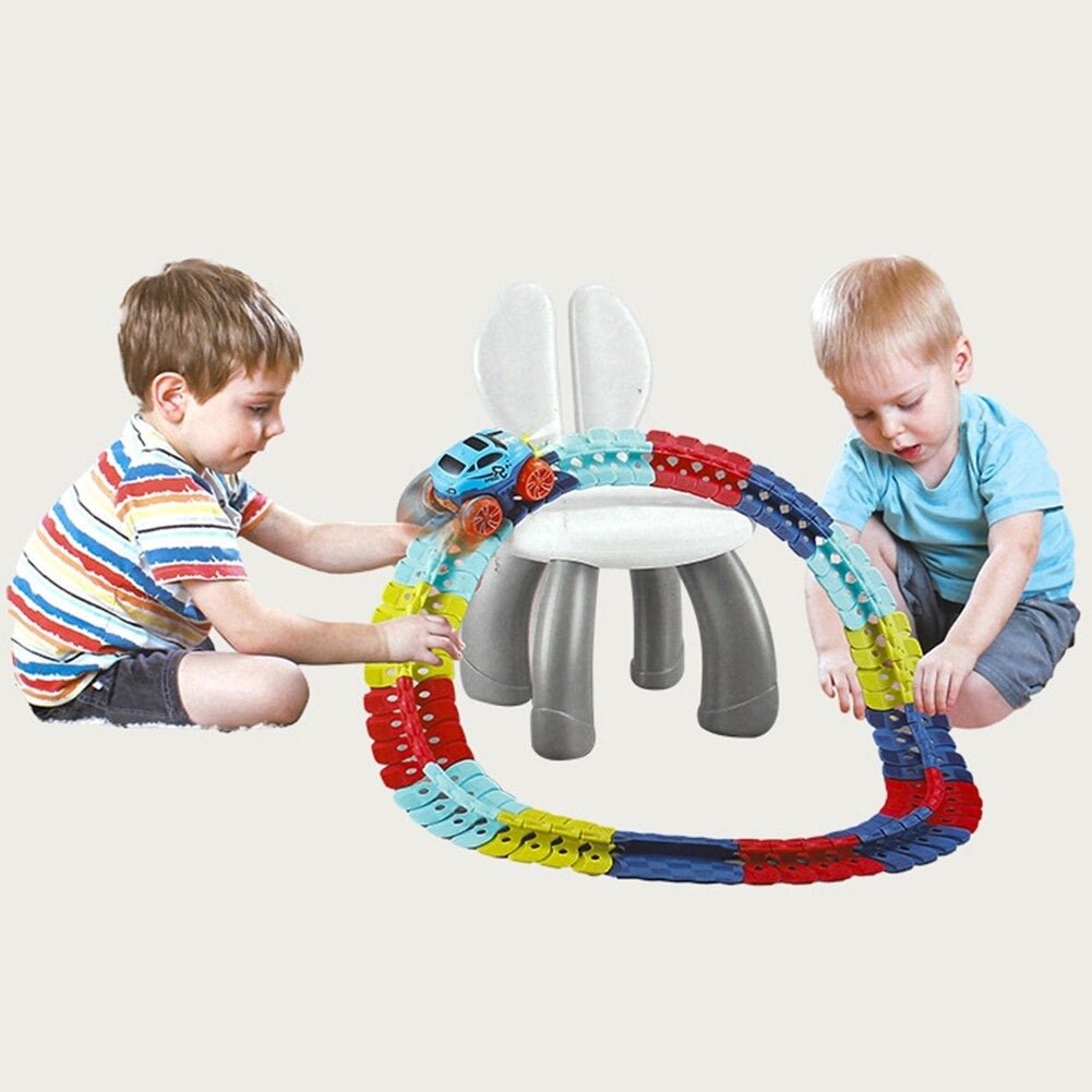 RaceFlex racewagen track set die kinderen in staat stelt om hun eigen racebaan te creëren met flexibele stukken.
