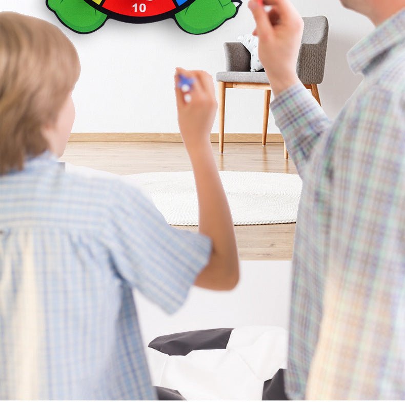 PlayTarget kindvriendelijk darts bord met cartoon dieren, perfect voor gezinsplezier.
