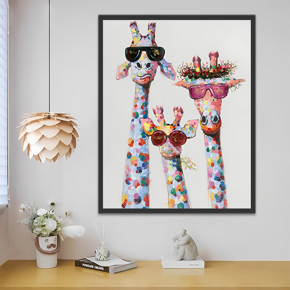 Artistieke canvasdecoratie met drie giraffen in een levendig en humoristisch ontwerp.